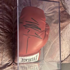 Sign Tyson glove